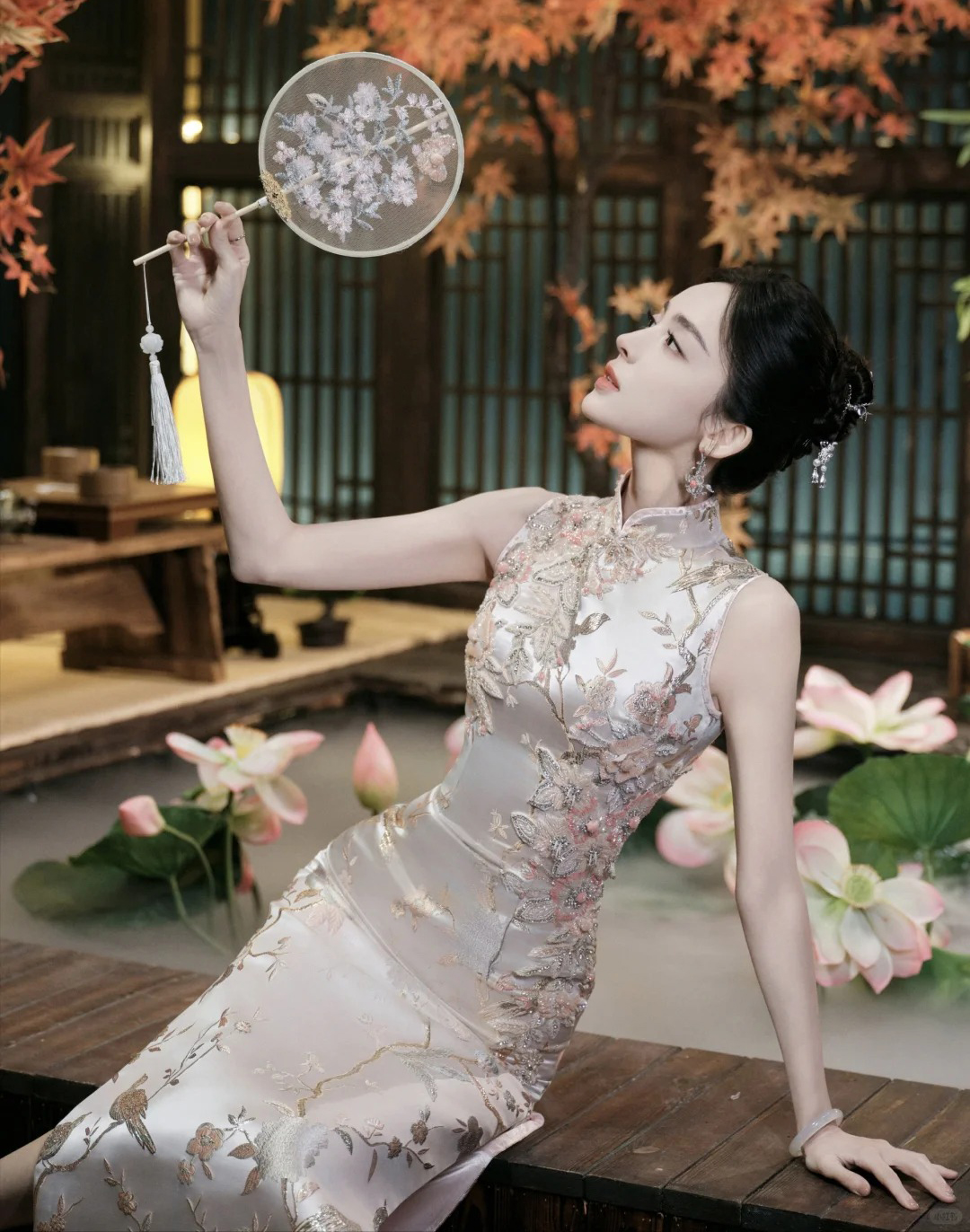 Đầm qipao màu đỏ sẫm với trang trí thêu