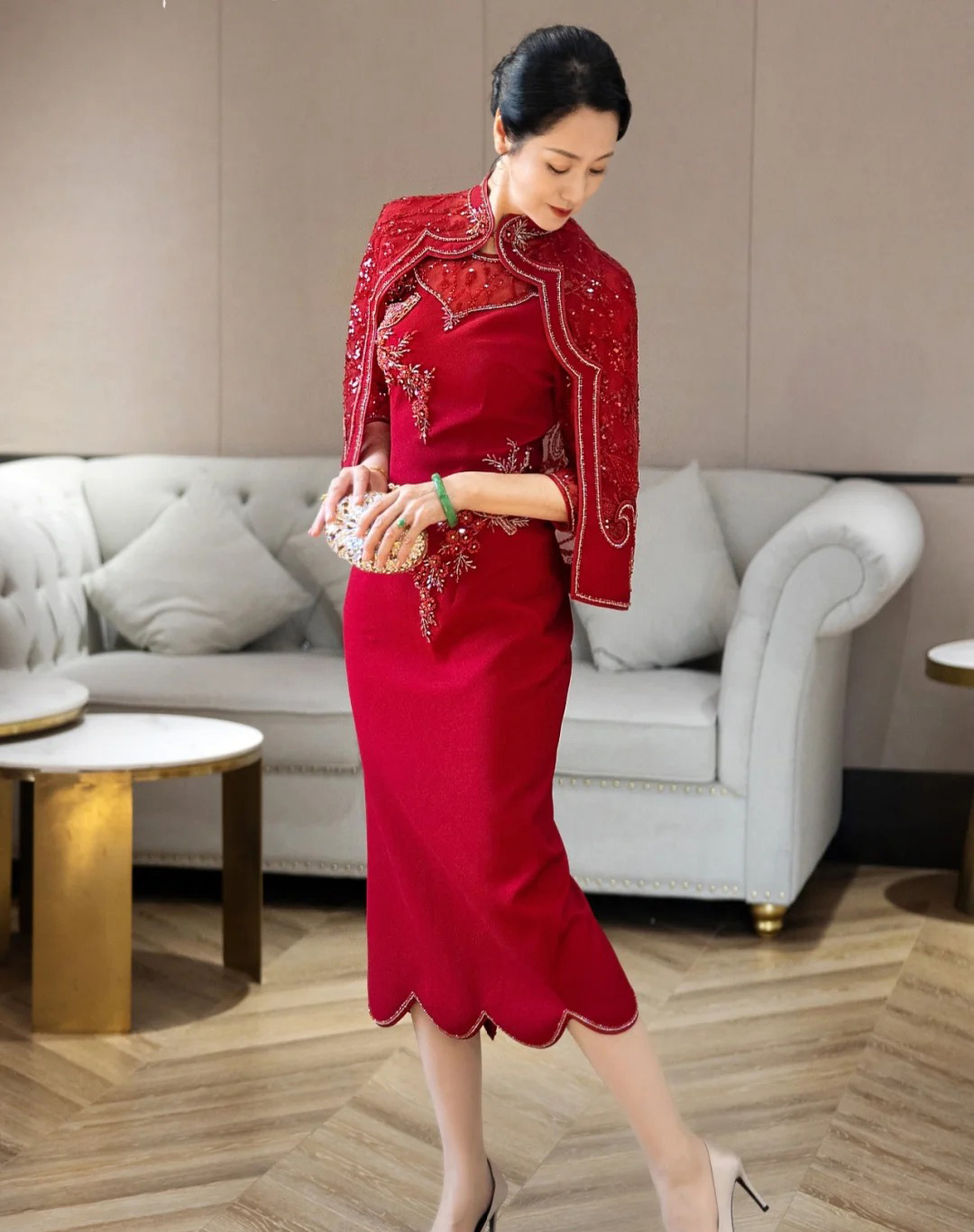 Đầm kiểu Trung Hoa trang trọng cho mẹ cô dâu với thêu tinh xảo