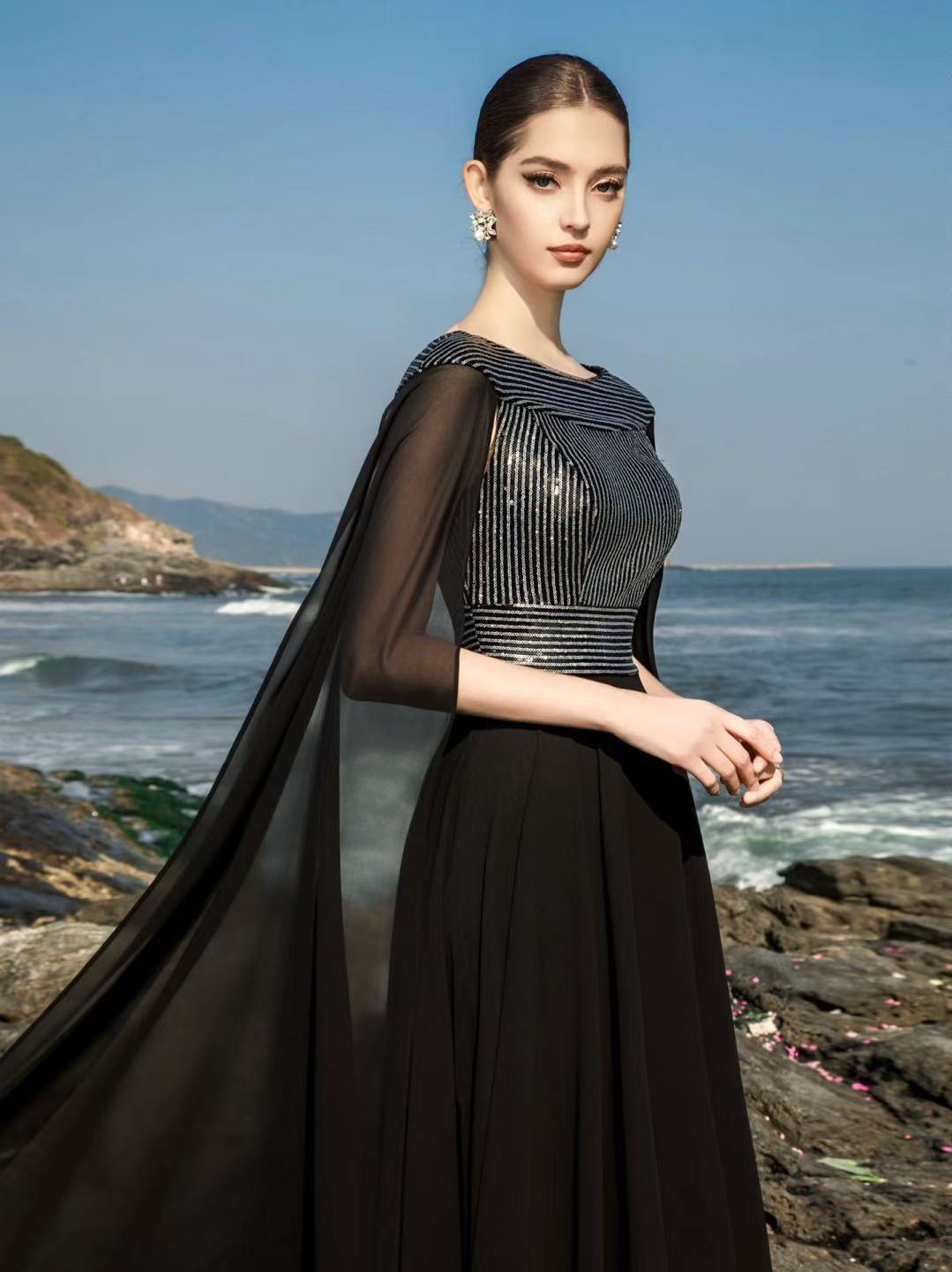 Đầm dạ hội màu đen với trang trí thủ công, chụp tại bờ biển