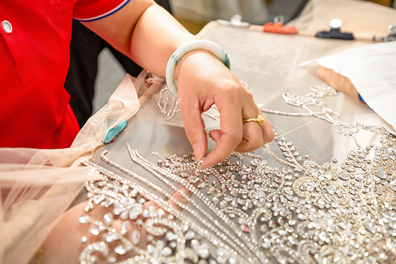 Đính sequins lên vải ren bằng tay